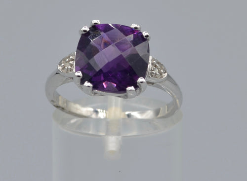 10K white gold ring with faceted Amethyst cushion-shaped, criss-cross cut