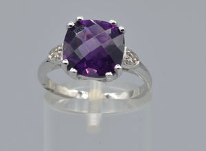 10K white gold ring with faceted Amethyst cushion-shaped, criss-cross cut