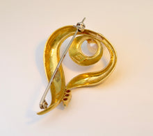 18K yellow gold brooch with one Cultured Pearl and Turquoises
