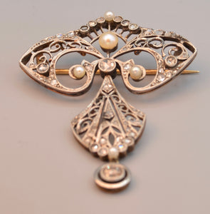 Platinum/18K Antique brooch set with rose-cut diamonds and natural pearls, ca. 1900