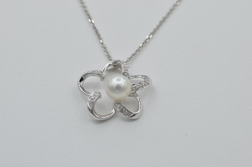 18K white gold cultured pearl and diamond pendant