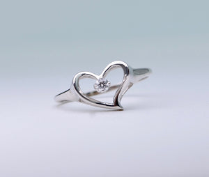 14K heart-shaped white gold ring with one center diamond