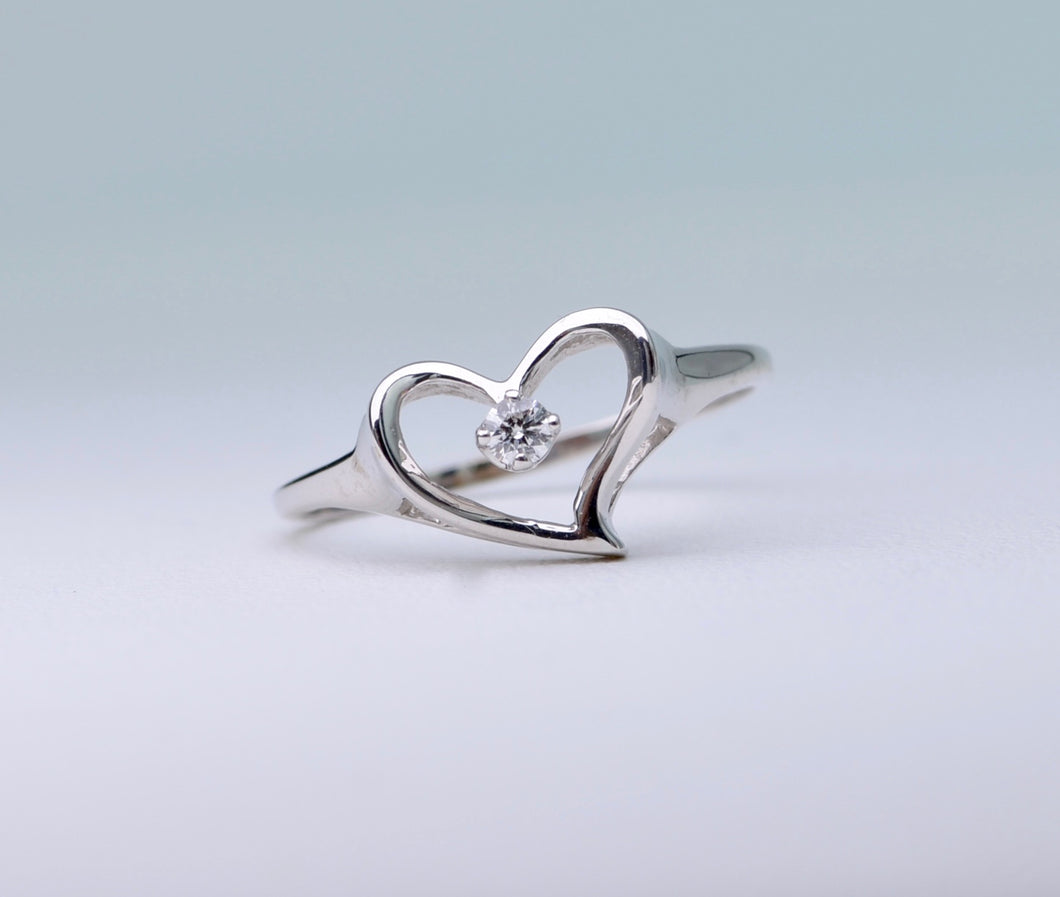 14K heart-shaped white gold ring with one center diamond